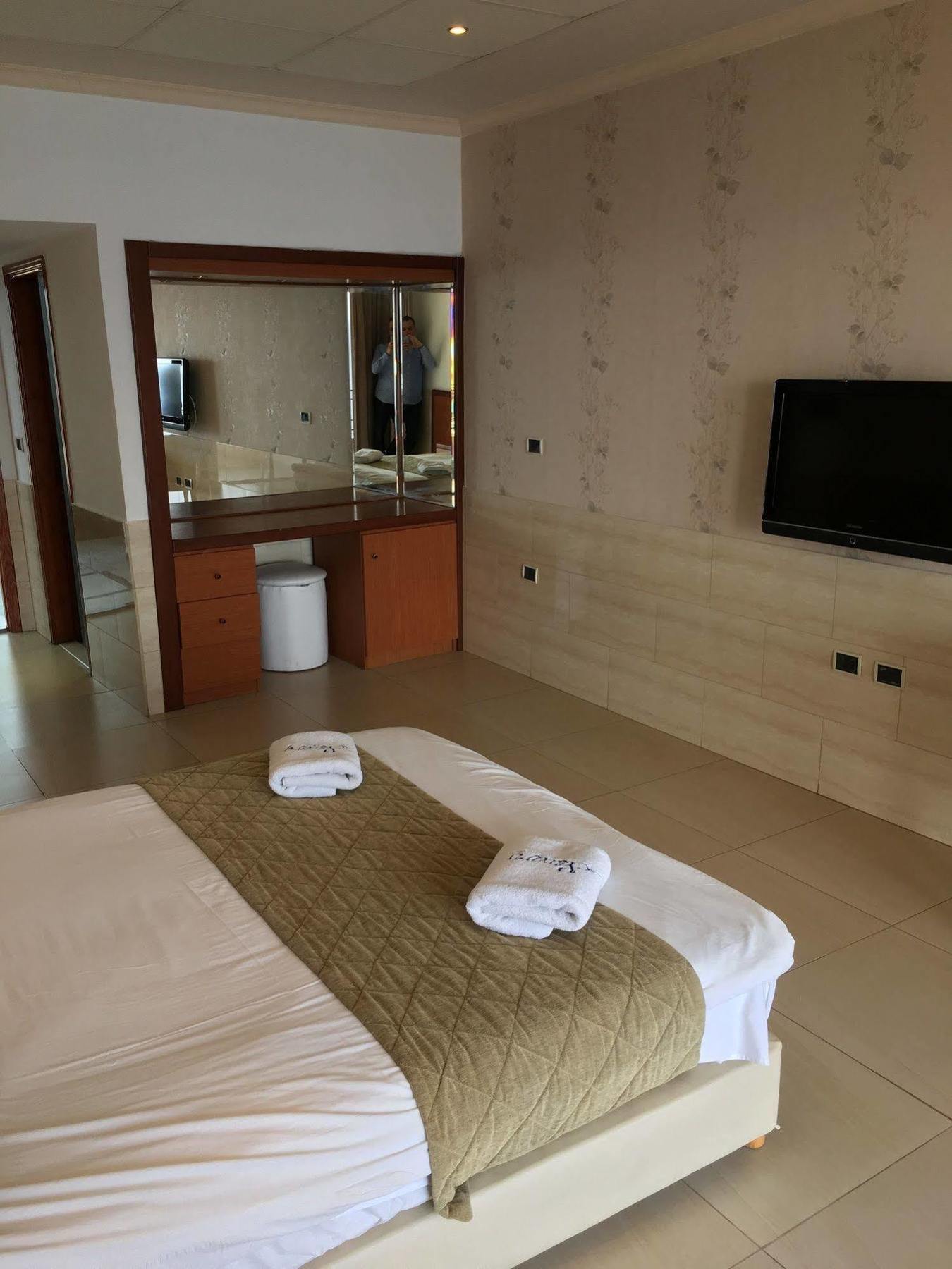 Sawary Beach Hotel البترون المظهر الخارجي الصورة